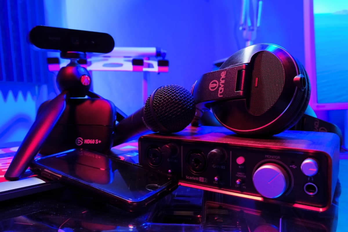 Un setup de streaming avec micro et lumières RGB